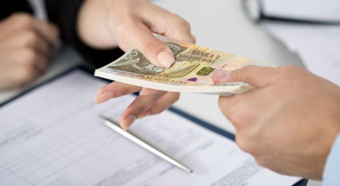 Thellohet hendeku i pagave ne 2018: Paga mesatare ne shtet 25 per qind me e larte se ne privat